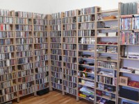 Große CD Sammlung im Eckregal  Mehr als 3000 CDs im Eckregal aus MDF und noch platz für Bücher, DVDs und diverse Kleinigkeiten. Durch das Verkoffern der Ecke kommt man wunderbar an alle CDs und alle sind sicher aufbewahrt.