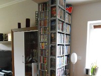 Nischenregal für DVDs  Eifach klasse wie unser Kunde hier die Flächen genutzt hat. Ohne die teure Wohnfläche unnötig zu belasten wurde hier jede auch noch so kleine Wand für das DVD Archiv Regalwand genutzt.