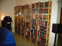 Ein großer DVD-Ständer aus MDF  Steckregale aus MDF für DVDs. Gleich mit erscheinen der ersten DVDs hat Regaflex sich diesem Thema verschrieben. So könnte REGaflex durchaus auch als Erfinder der DVD Regale bezeichnet werden. Ganz sicher ist das bei den Blu-ray Regalen der Fall.