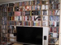 Wandregale aus MDF eine saubere Lösung  Egal ob jetzt DVDs oder Bücher wenns um preiswerte Wand -füllende Regallösungen geht kommt man um das Jennifer System von Regaflex kaum herrum. Dazu noch einen leicht zu reinigenden freien Fußboden und jeder der sich am Atlantic schon mal den Zeh gebrochen hat begrüßt diese Lösung ganz besonders :)