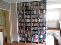 Deckenhohes DVD Regal als Raumteiler  Deckenhohes DVD Regal. Hier bleibt bzüglich der Archivierung von DVDs kein Wunsch unerfüllt. Ob Boxen oder zugehörige Literatur, hier passt alles hinein. Zusätzlich dient dieses Regal auch noch als Raumteiler : Urlaub G