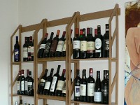 Ein Weinregal für die Wand  Ein Wandregal für Weinflaschen. Sicherlich eher was für Restaurants aber wer ein paar schöne Flaschen hat kann die auch nur in dem Mittelteil nett präsentieren. Das Jennifer System ist Modular aufgebaut, hier werden also die Module einfach aneinander gehängt.