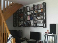 Medienregal in schwarz  Kleine Nischen unter der Treppe? Perfekt für ein Regal.