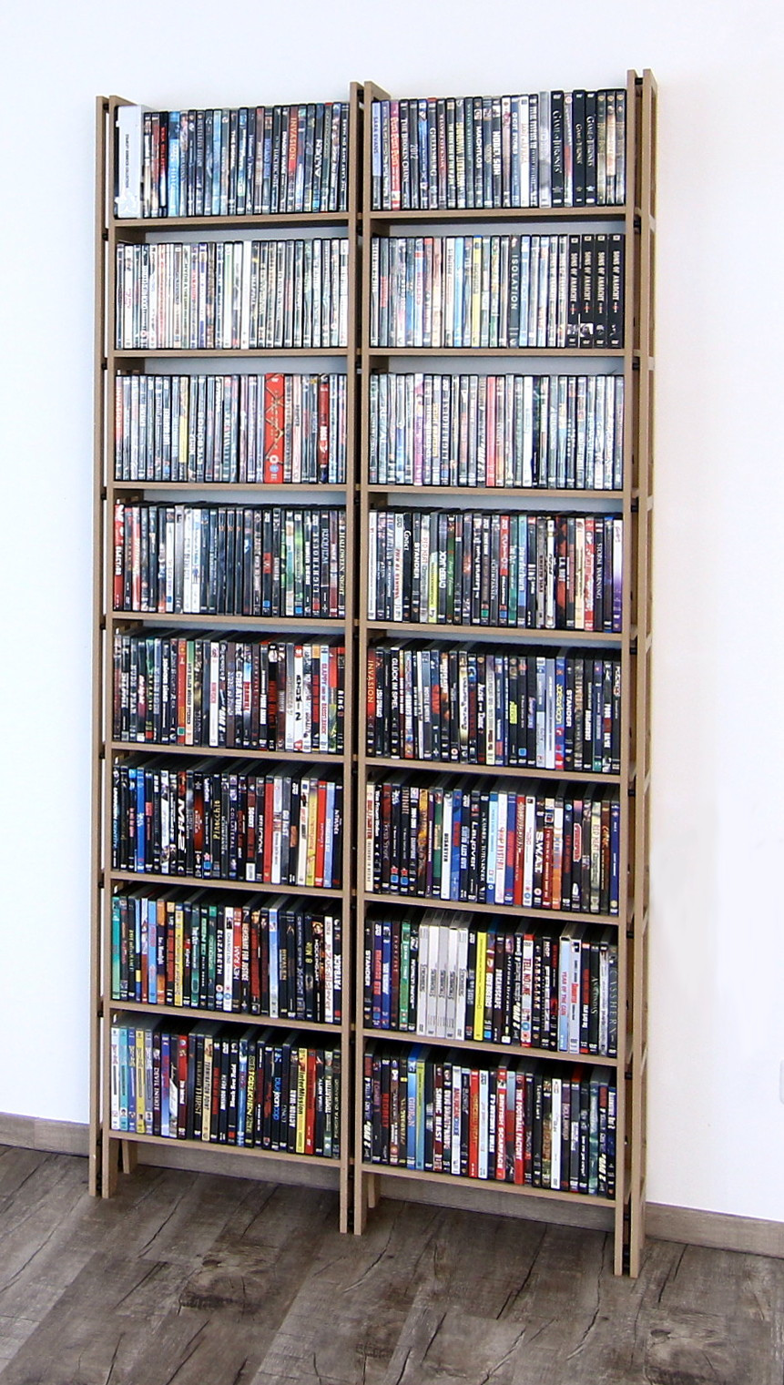 Bücherregal auch für DVD Sammlungen bestens geeignet.