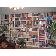 Bücherwand mit flexiblen verstellbaren Regalböden 