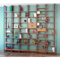 Deckenhohes Bücherregal im Industrial Look